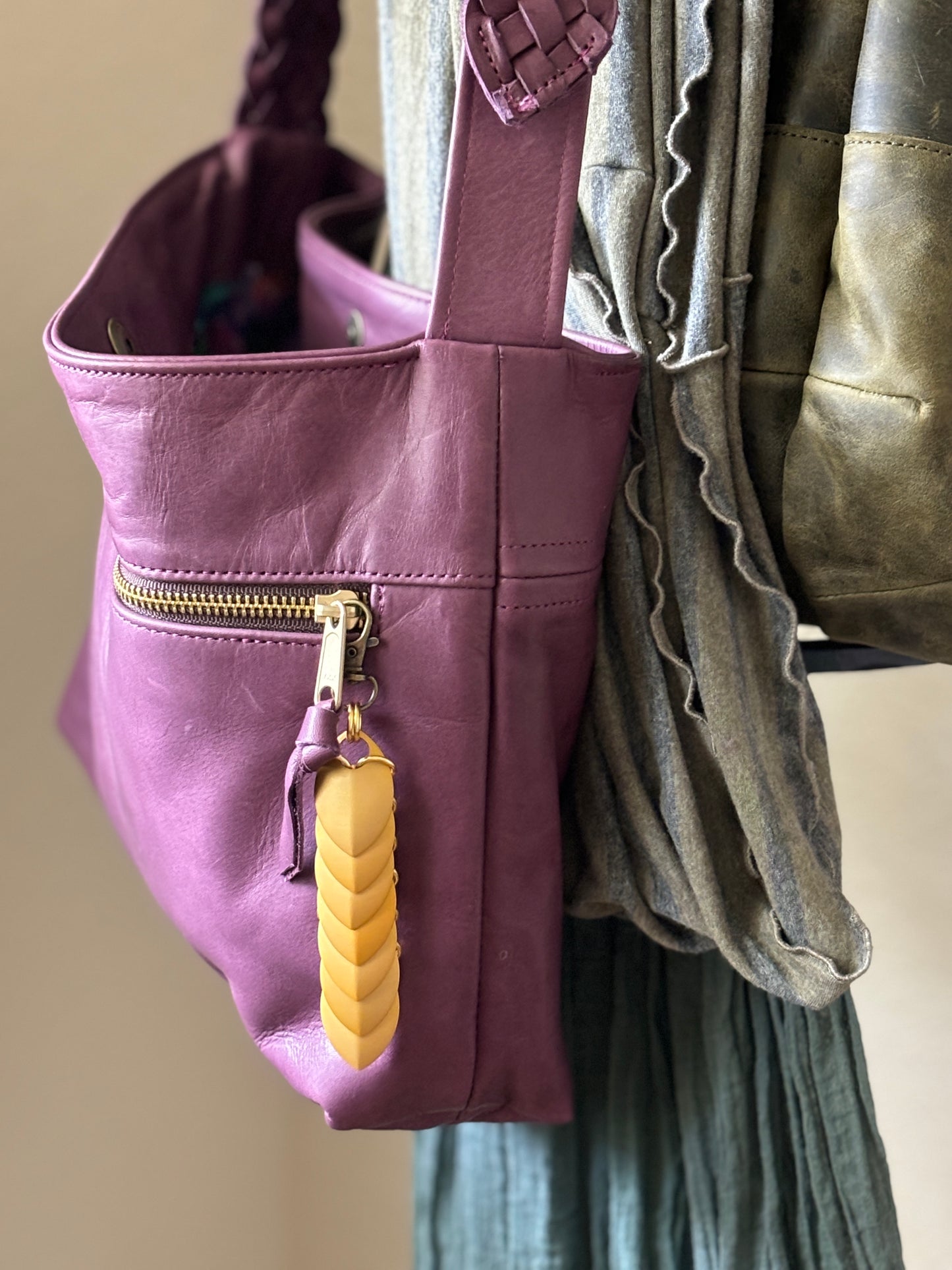 Scale Zipper Pull