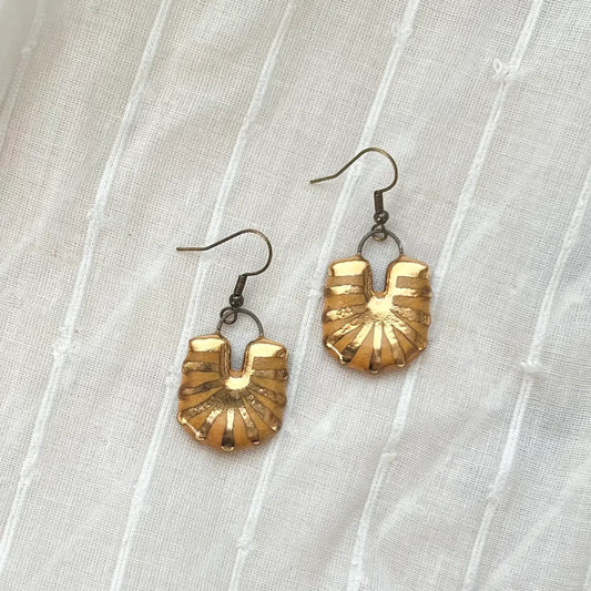 Scalloped Yellow and Gold Striped